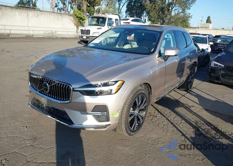 2023 Volvo Xc60 Recharge Plug-In Hybrid T8 Ultimate Bright Theme z USA, uszkodzony, nr VIN YV4H60DA7P1362980